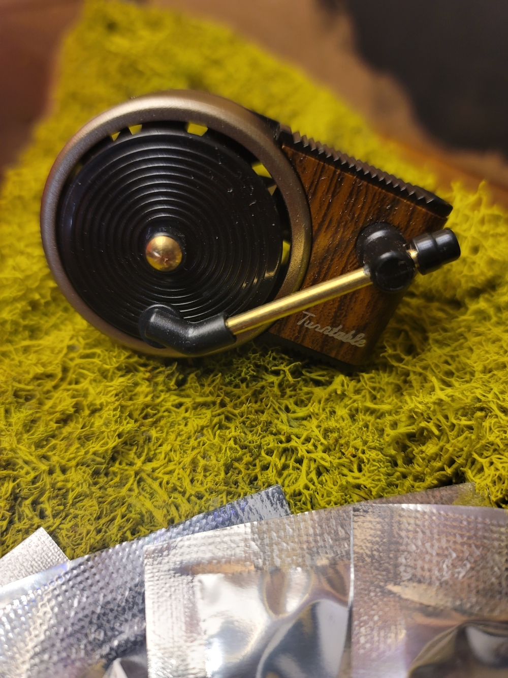 Aria Vintage-Style Turntable Car Vent Air Fresener And Scent Disks